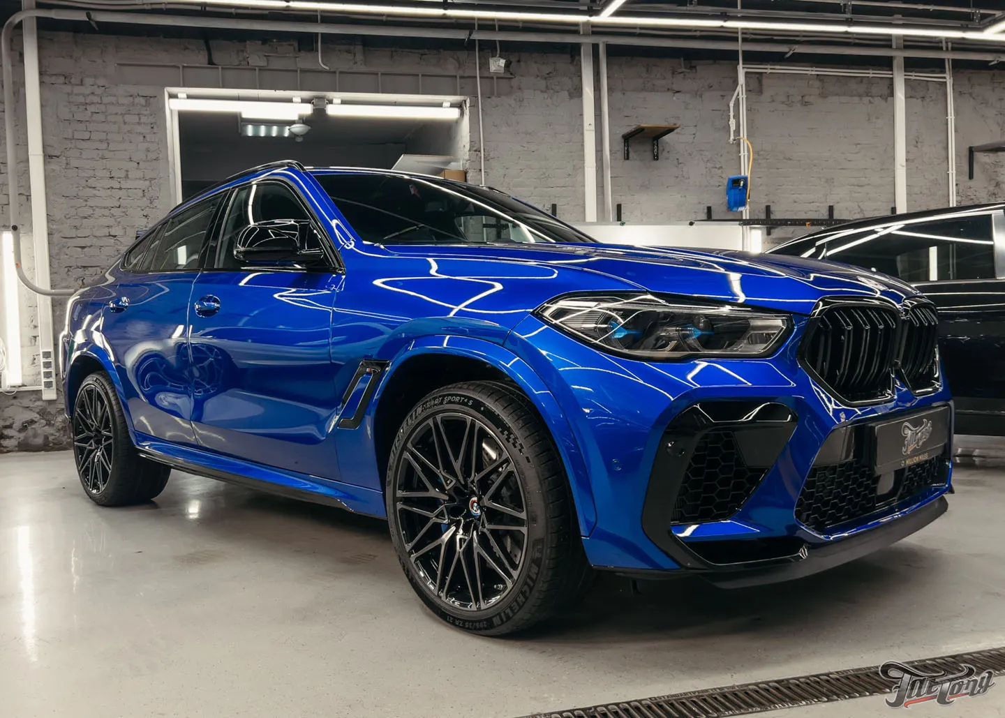 Тотальная смена облика для BMW X6 M: оклейка матовым винилом с проемами и матовым полиуретаном. Почему оклейка авто с проемами — это долго и дорого?